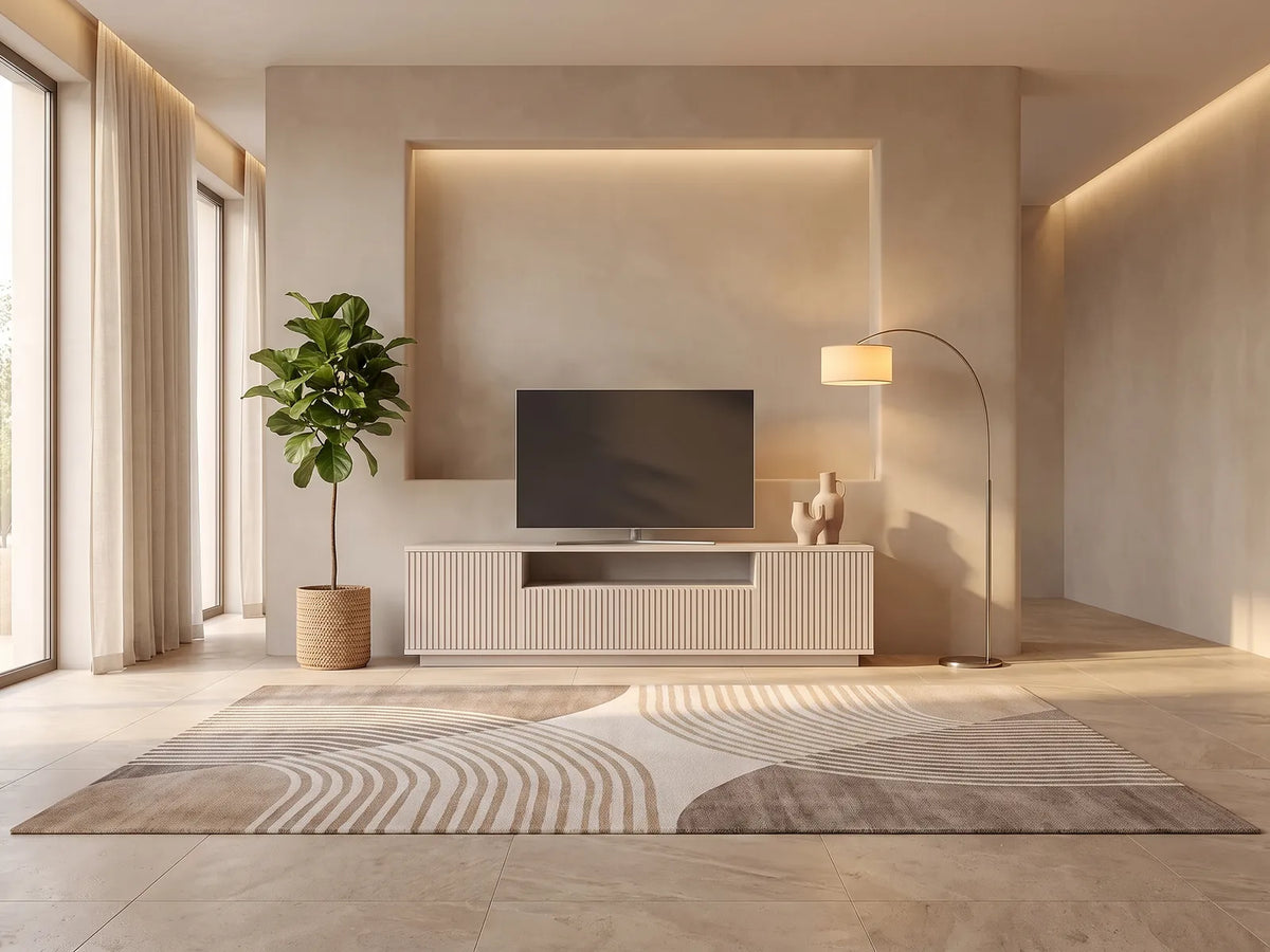 Meuble TV Bas Beige Rainuré avec Niche 180 cm EROLYA dans un salon moderne lumineux aux tons chauds, vue de face