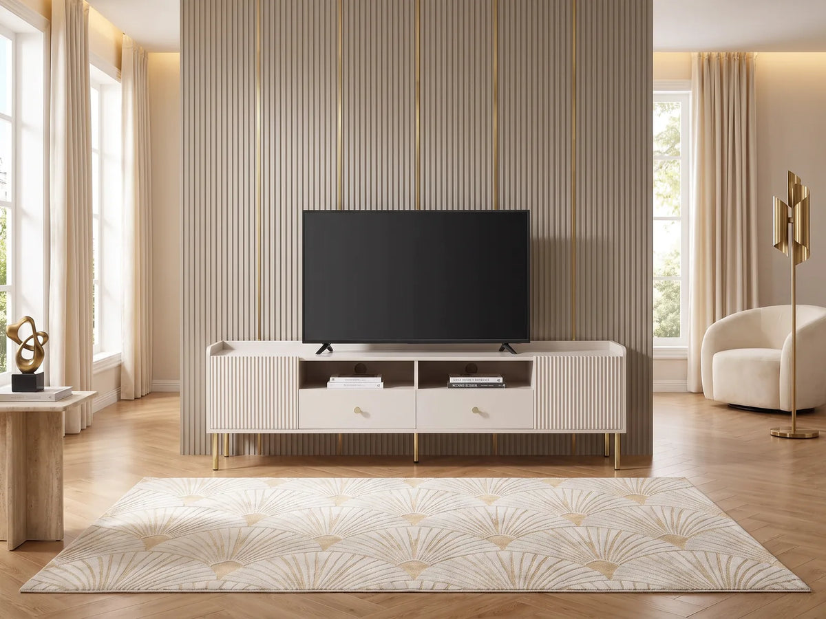 Meuble TV sur Pieds Beige et Doré Cannelé 180 cm LUNAOR dans un salon Art déco lumineux aux tons chauds, vue de face