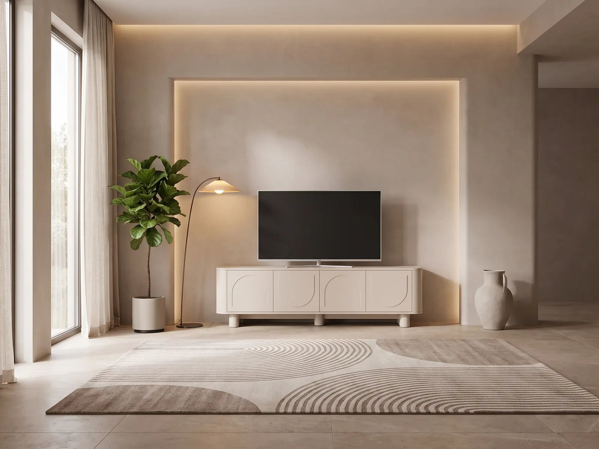 Meuble TV sur Pieds Taupe 4 Portes Arrondies 164 cm BRISTANA dans un salon moderne lumineux aux tons chauds, vue de face