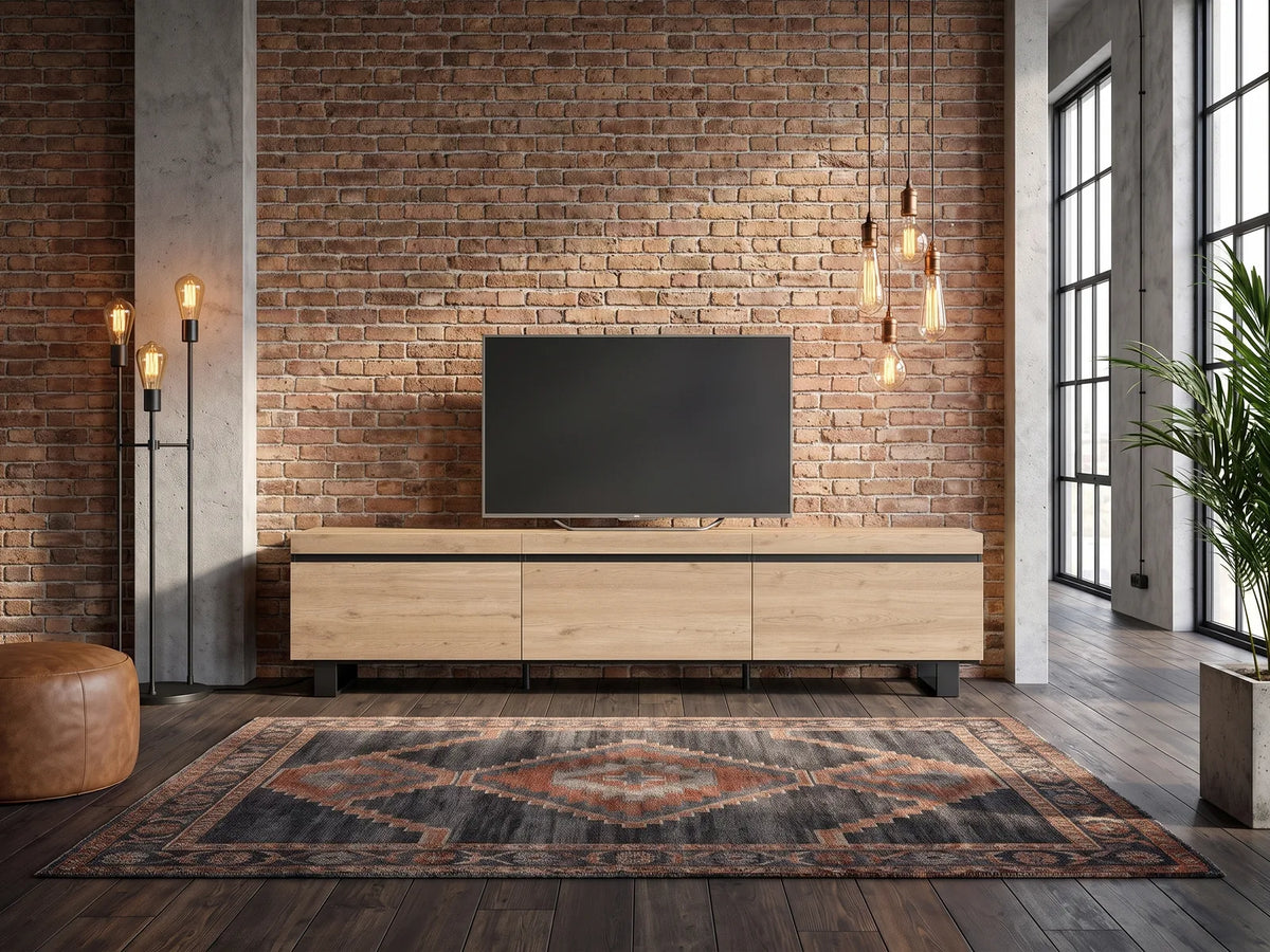 Meuble TV sur Pieds Effet Chêne Design Industriel 240 cm SKRAUT HOME dans un salon industriel lumineux aux tons chauds, vue de face