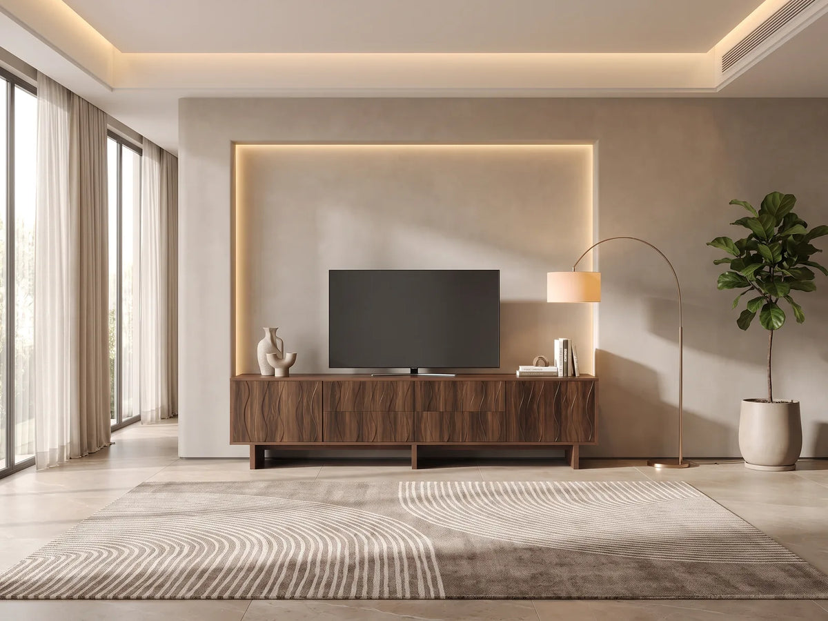 Meuble TV Effet Noyer Façades Ondulées 180 cm MODERNLUXE dans un salon moderne lumineux aux tons chauds, vue de face
