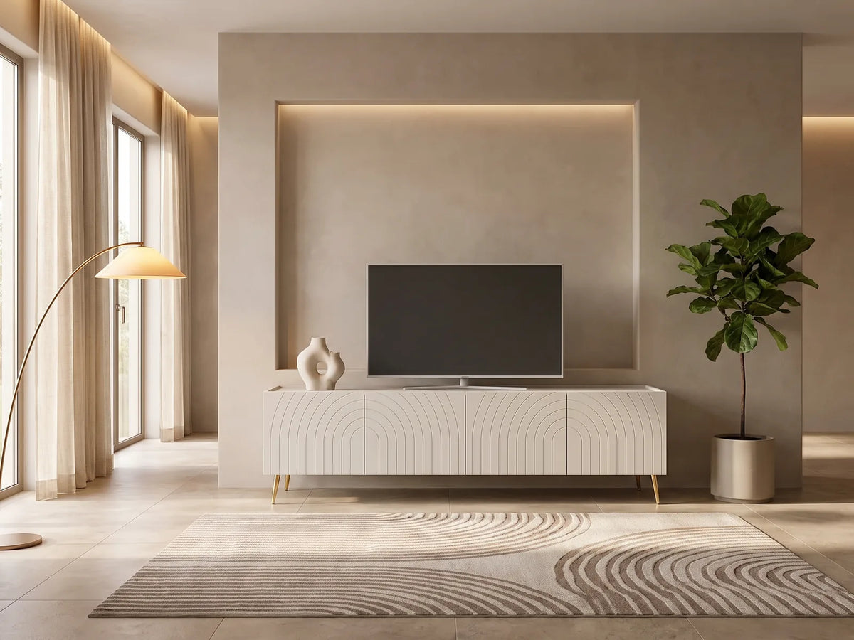 Meuble TV sur Pieds Beige 4 Portes Motif Arches 180 cm NORSIM dans un salon moderne lumineux aux tons chauds, vue de face