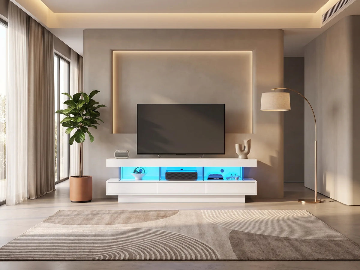 Meuble TV Blanc avec LED et Niches en Verre 160 cm MODERNLUXE dans un salon moderne lumineux aux tons chauds, vue de face