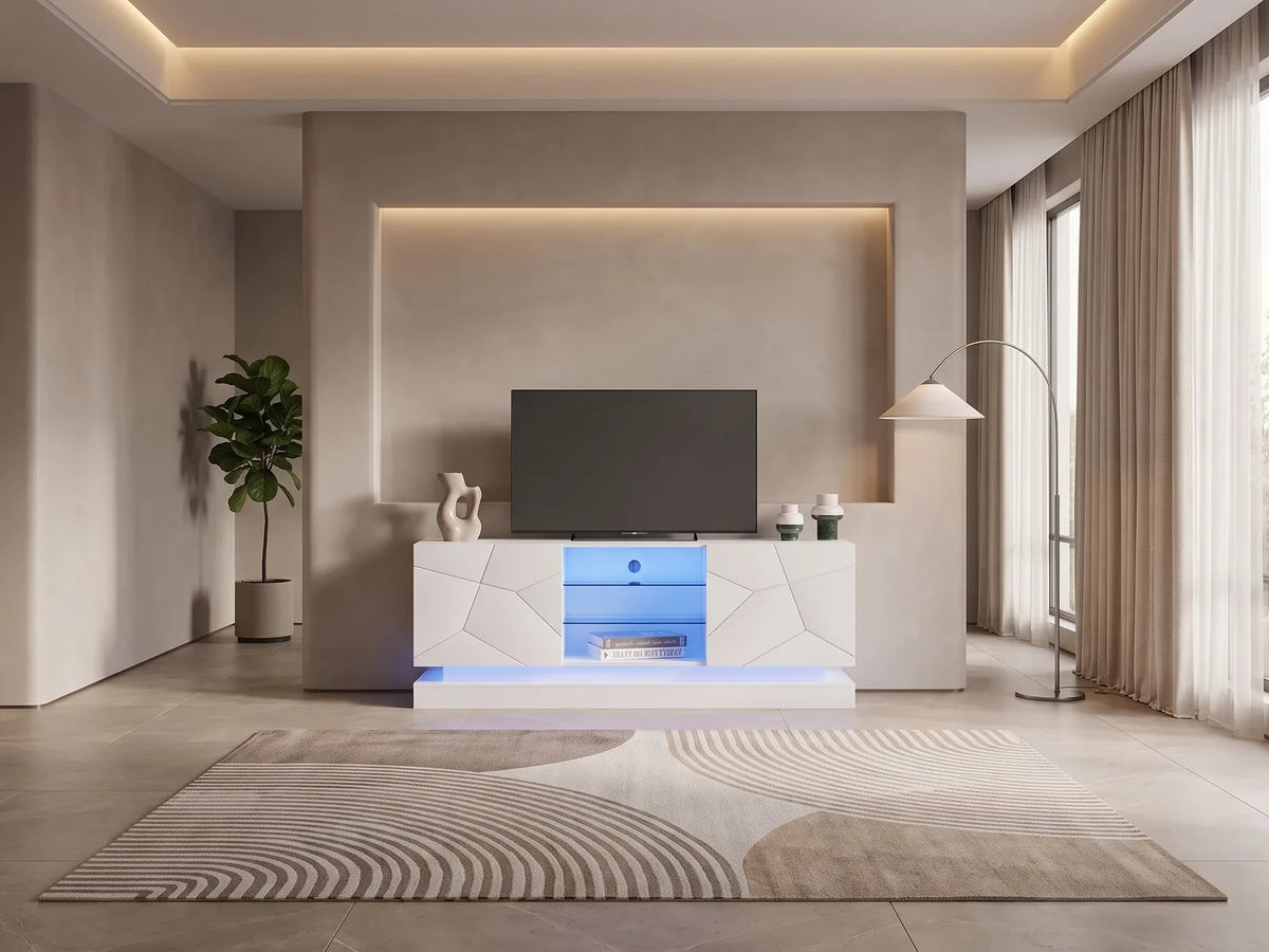 Meuble TV Blanc Laqué avec LED et Étagères en Verre 160 cm MERAX dans un salon moderne lumineux aux tons chauds, vue de face