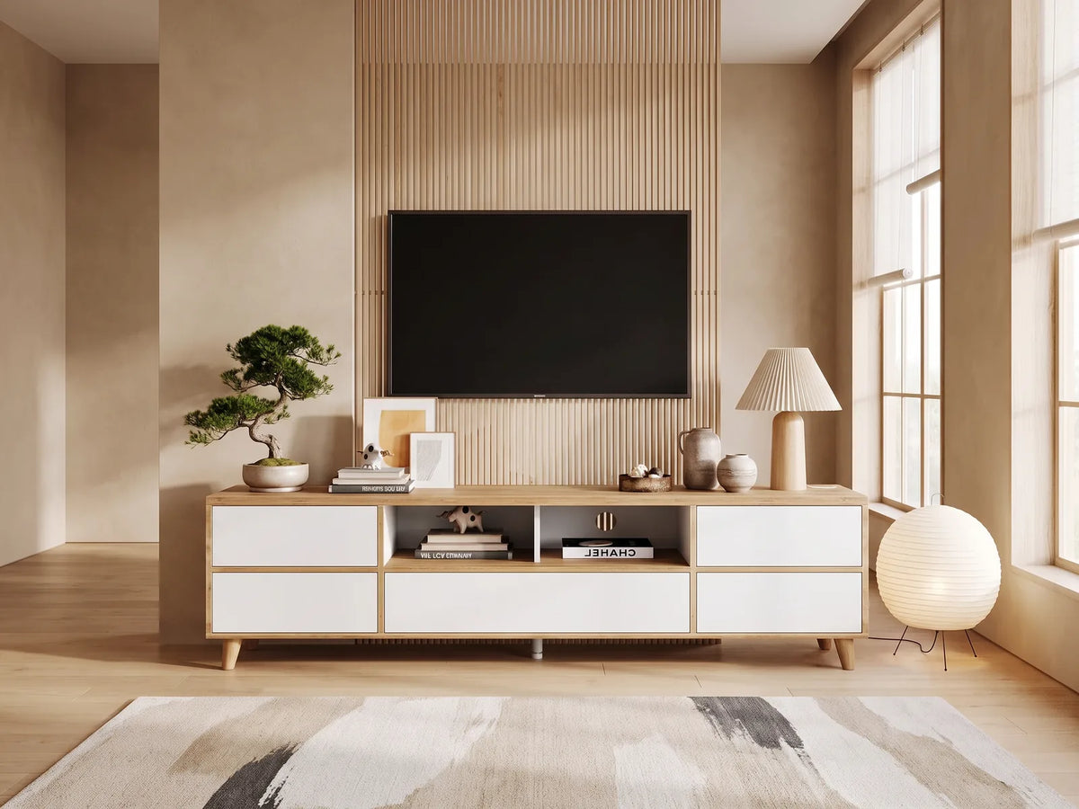 Meuble TV sur Pieds Bois et Blanc 5 Portes 175 cm MODERNLUXE dans un salon japandi lumineux aux tons chauds, vue de face