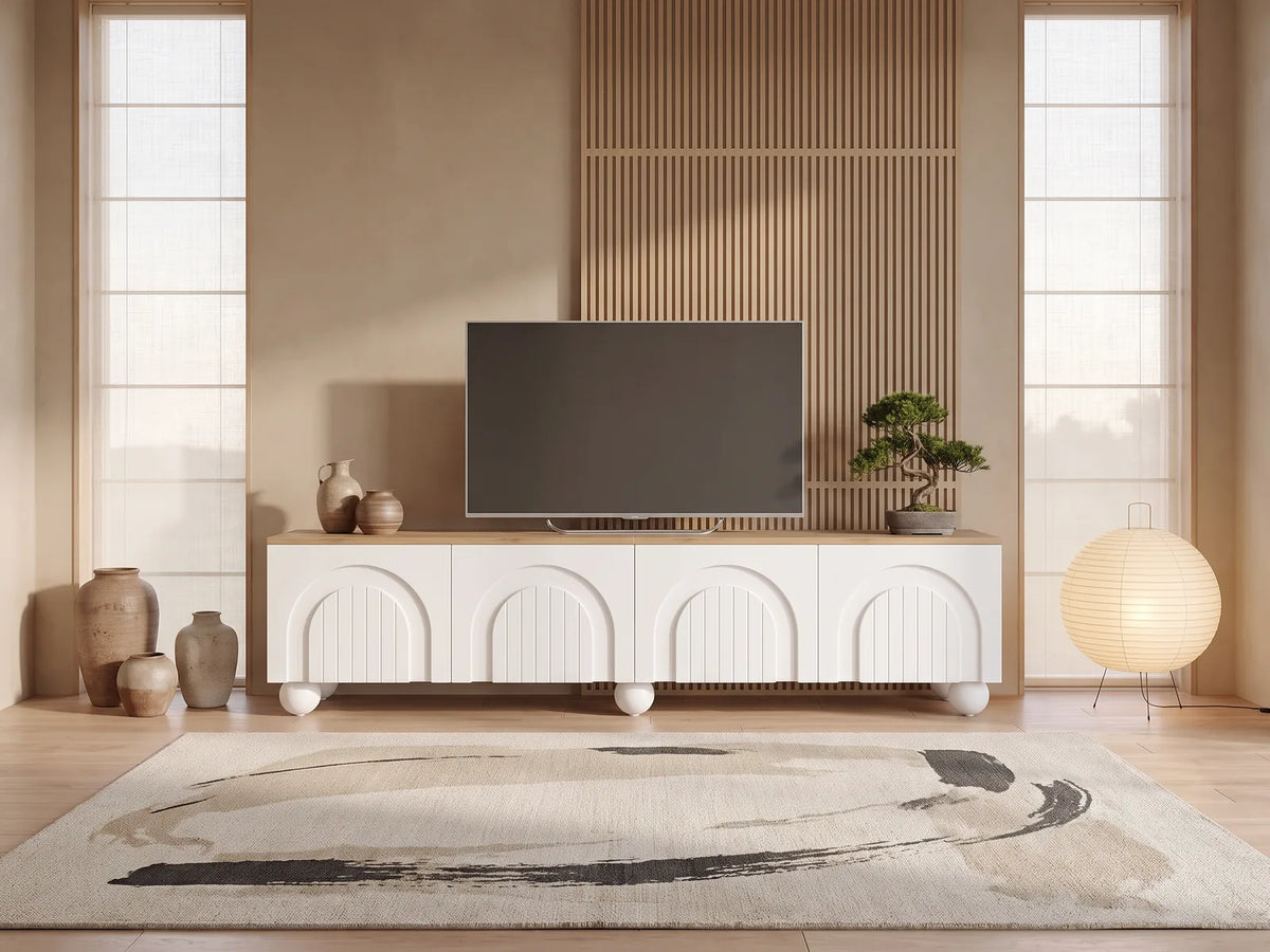 Meuble TV Blanc et Bois 4 Portes Arrondies 180 cm MODERNLUXE dans un salon japandi lumineux aux tons chauds, vue de face