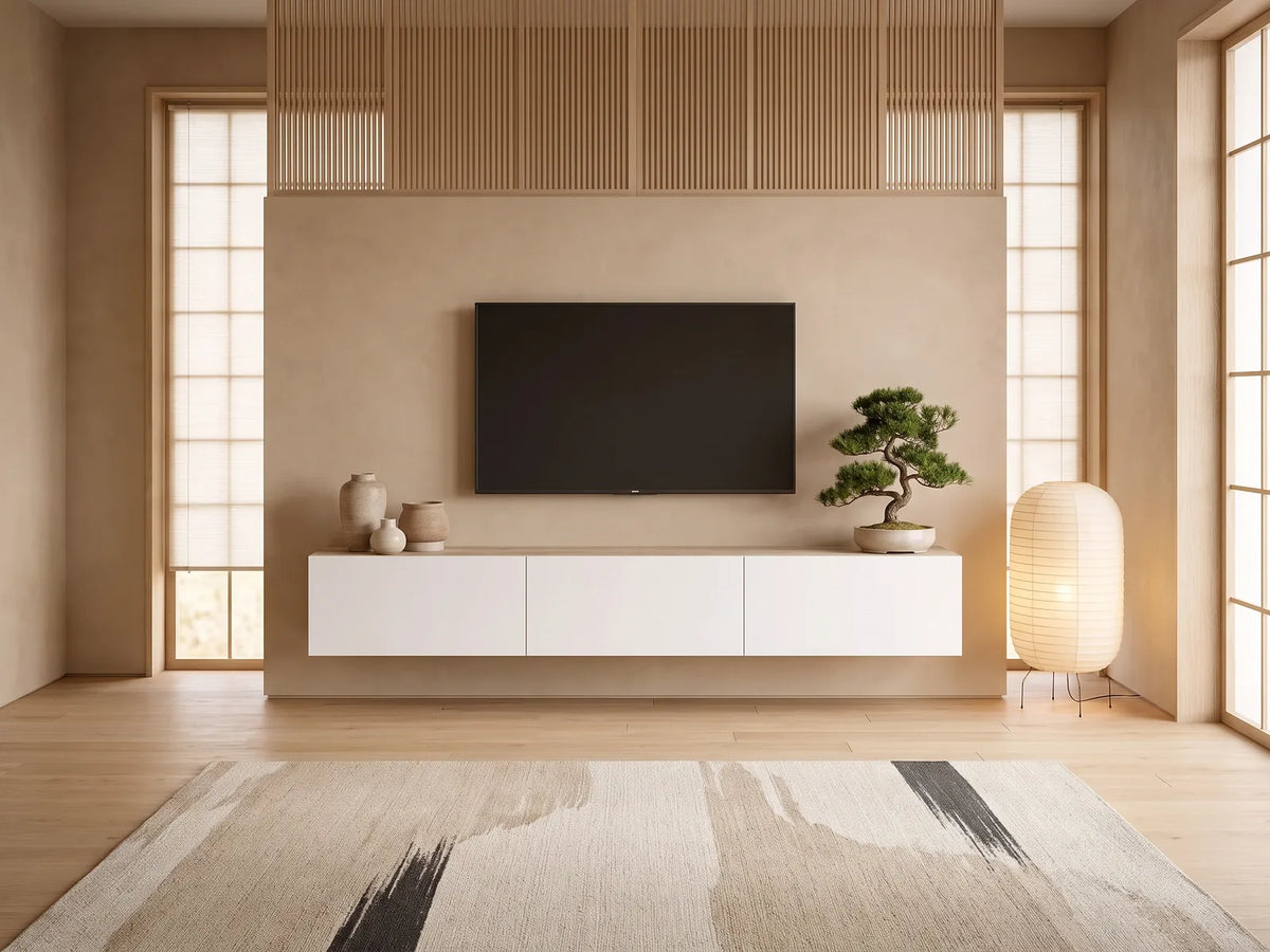 Meuble TV Suspendu Bois et Blanc 3 Portes 180 cm VIKILA dans un salon japandi lumineux aux tons chauds, vue de face