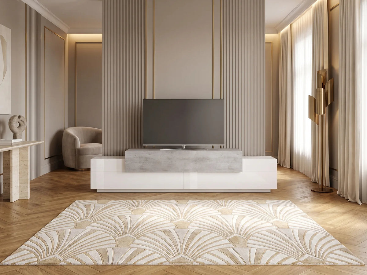 Meuble TV Bas Blanc Laqué et Effet Béton 240 cm DMORA dans un salon Art déco lumineux aux tons chauds, vue de face