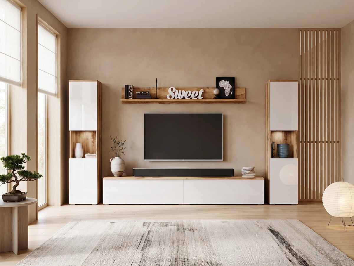 Ensemble Meuble TV Bois et Blanc Laqué avec 2 Colonnes 240 cm LAUREN MEBLE BE dans un salon japandi lumineux aux tons chauds, vue de face