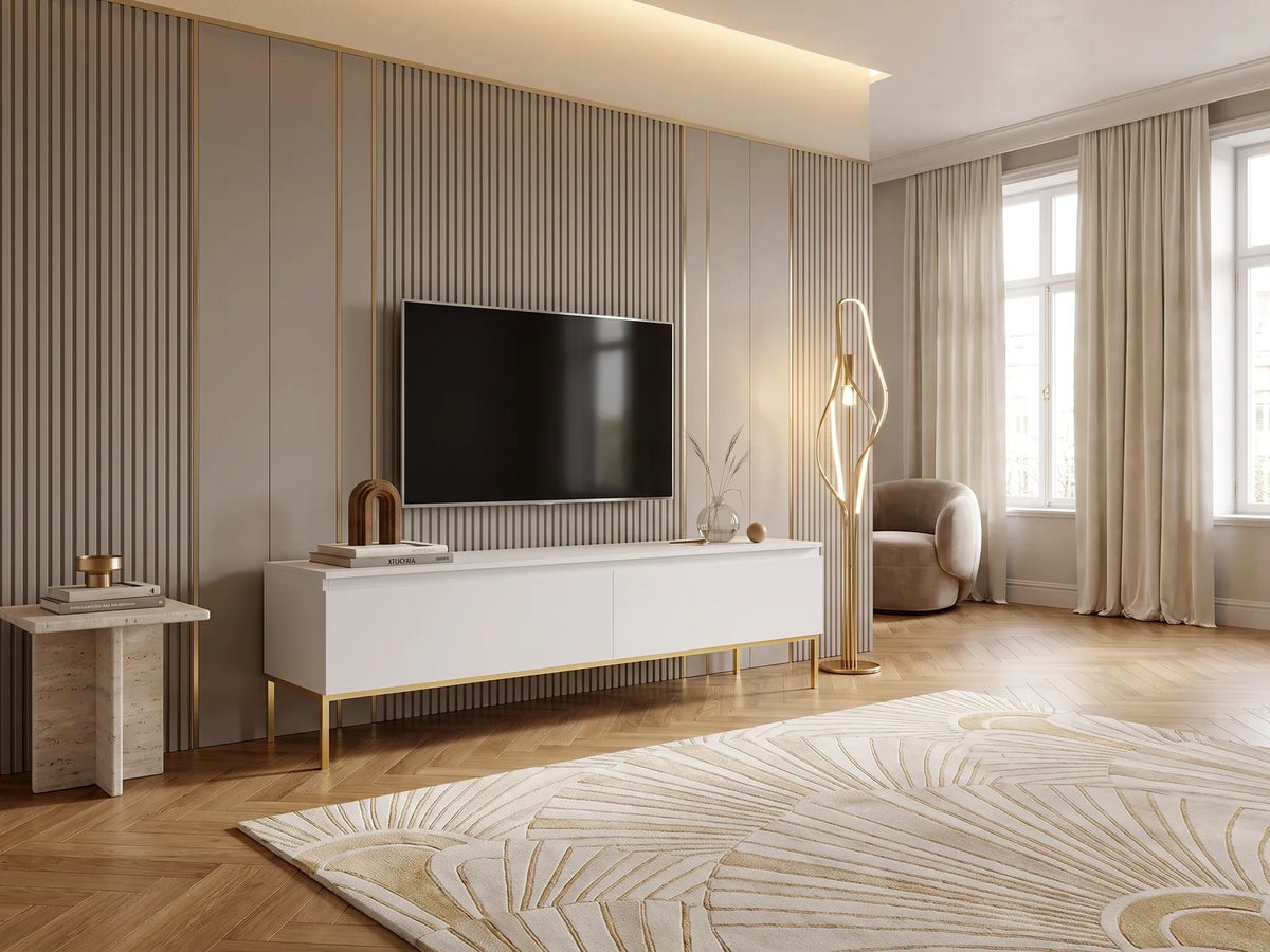 Meuble TV Blanc sur Pieds Dorés 2 Portes 175 cm BEMMI dans un salon Art déco lumineux aux tons chauds, vue de face