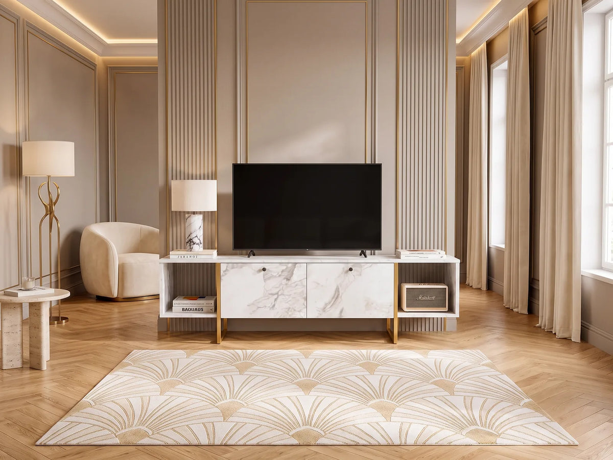 Meuble TV Effet Marbre Blanc et Doré 2 Portes 160 cm DERANA dans un salon Art déco lumineux aux tons chauds, vue de face