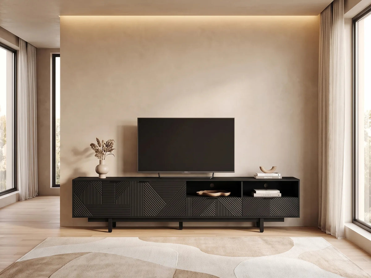 Meuble TV Noir à Façades Géométriques 200 cm MODERNLUXE dans un salon minimaliste lumineux aux tons chauds, vue de face