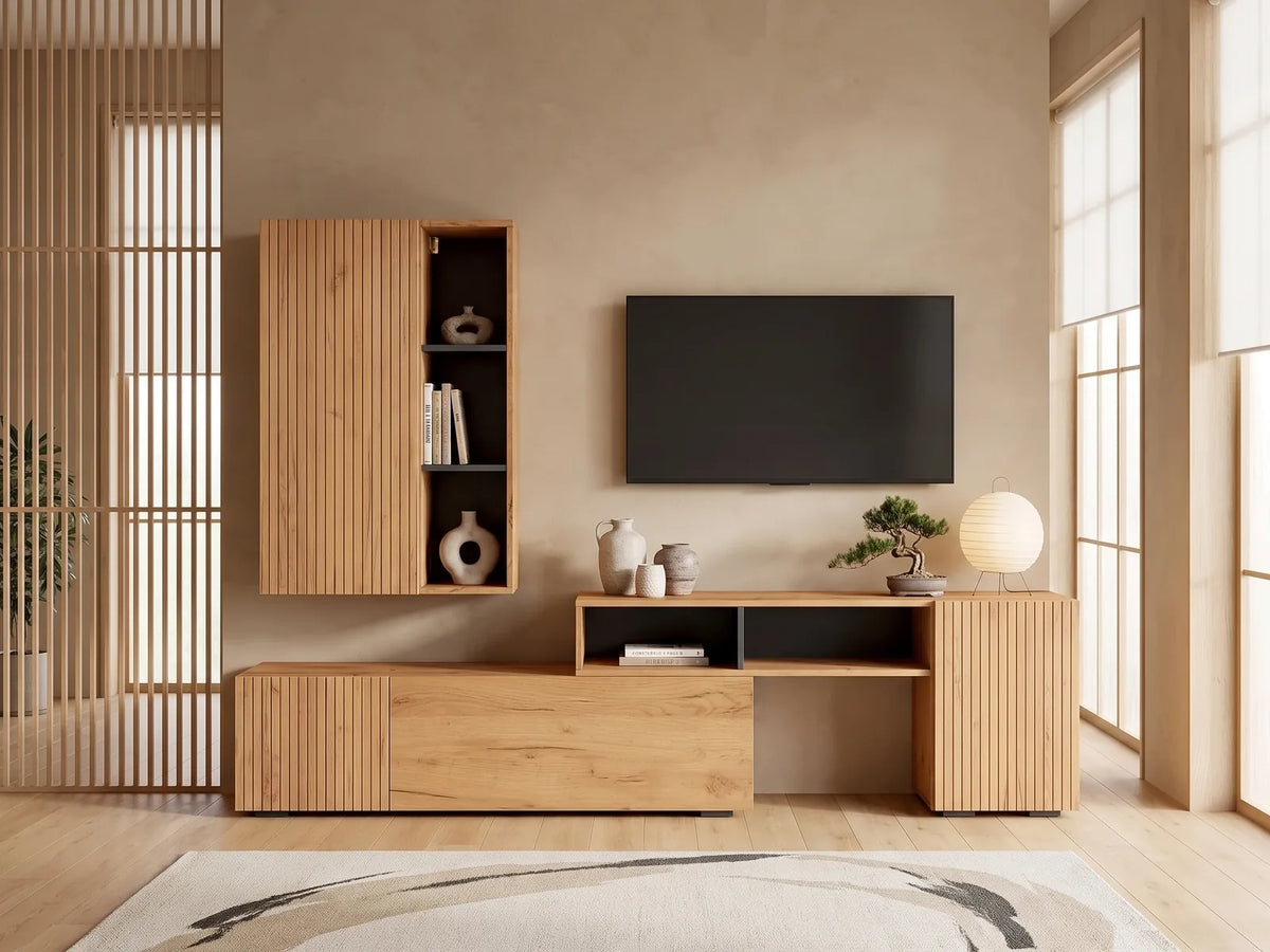 Ensemble Meuble TV Bois et Noir avec Élément Mural 199 cm MODERNLUXE dans un salon japandi lumineux aux tons chauds, vue de face