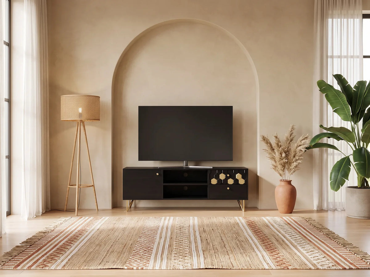 Meuble TV sur Pieds en Bois de Manguier Noir et Doré 130 cm BELORI dans un salon bohème lumineux aux tons chauds, vue de face