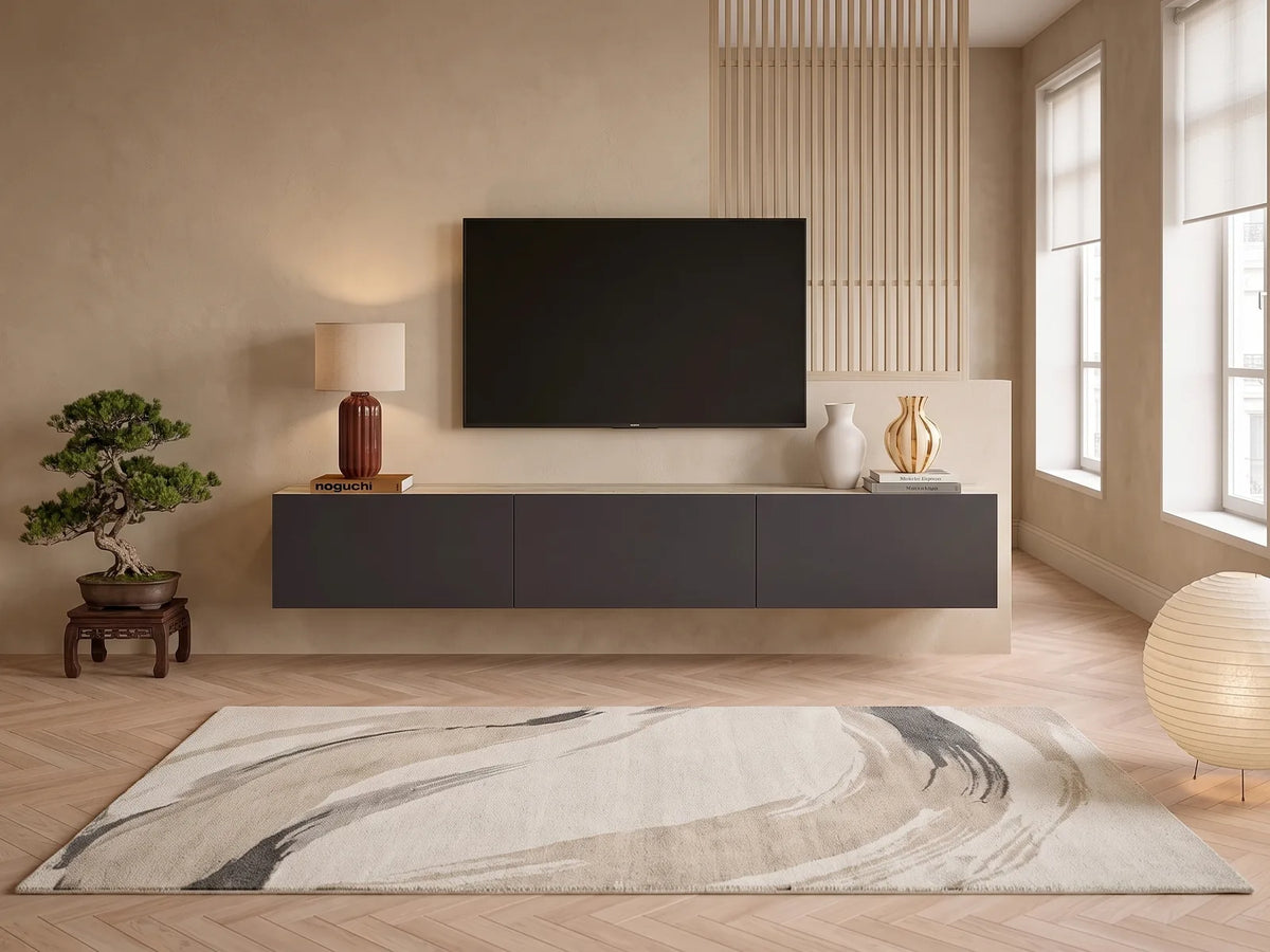 Meuble TV Suspendu Bois et Anthracite 3 Portes 180 cm VIKILA dans un salon japandi lumineux aux tons chauds, vue de face