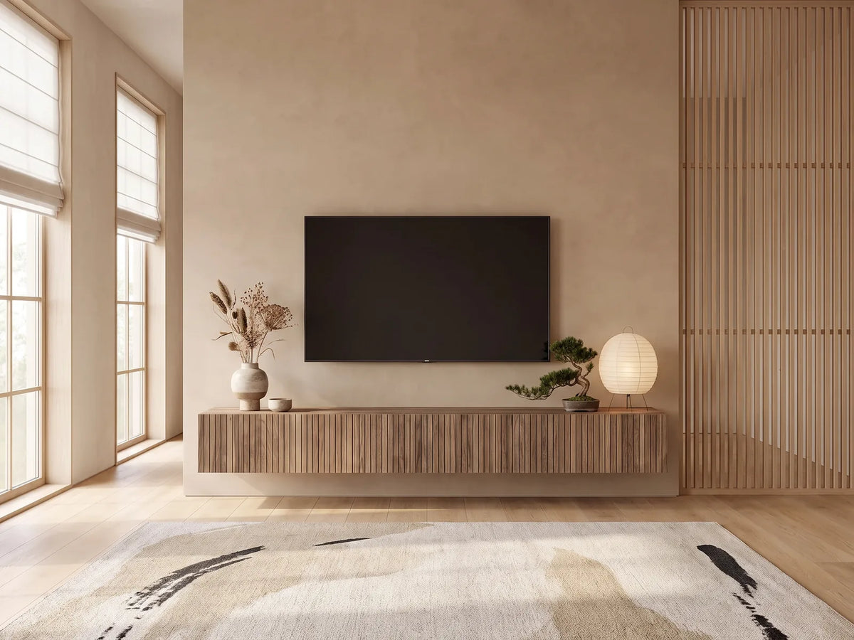 Meuble TV Suspendu Effet Bois Foncé Rainuré 200 cm DANTAY dans un salon japandi lumineux aux tons chauds, vue de face