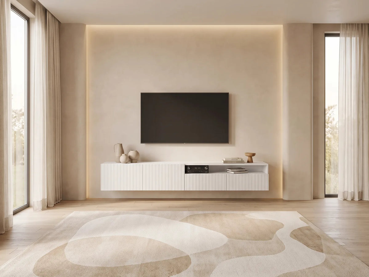Meuble TV Suspendu Taupe Rainuré avec Niche 175 cm VELDIO dans un salon minimaliste lumineux aux tons chauds, vue de face