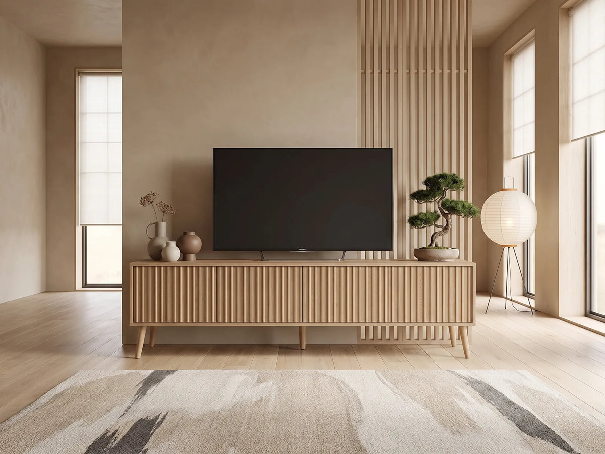Meuble TV sur Pieds Effet Chêne Rainuré 160 cm VS VENTA-STOCK dans un salon japandi lumineux aux tons chauds, vue de face
