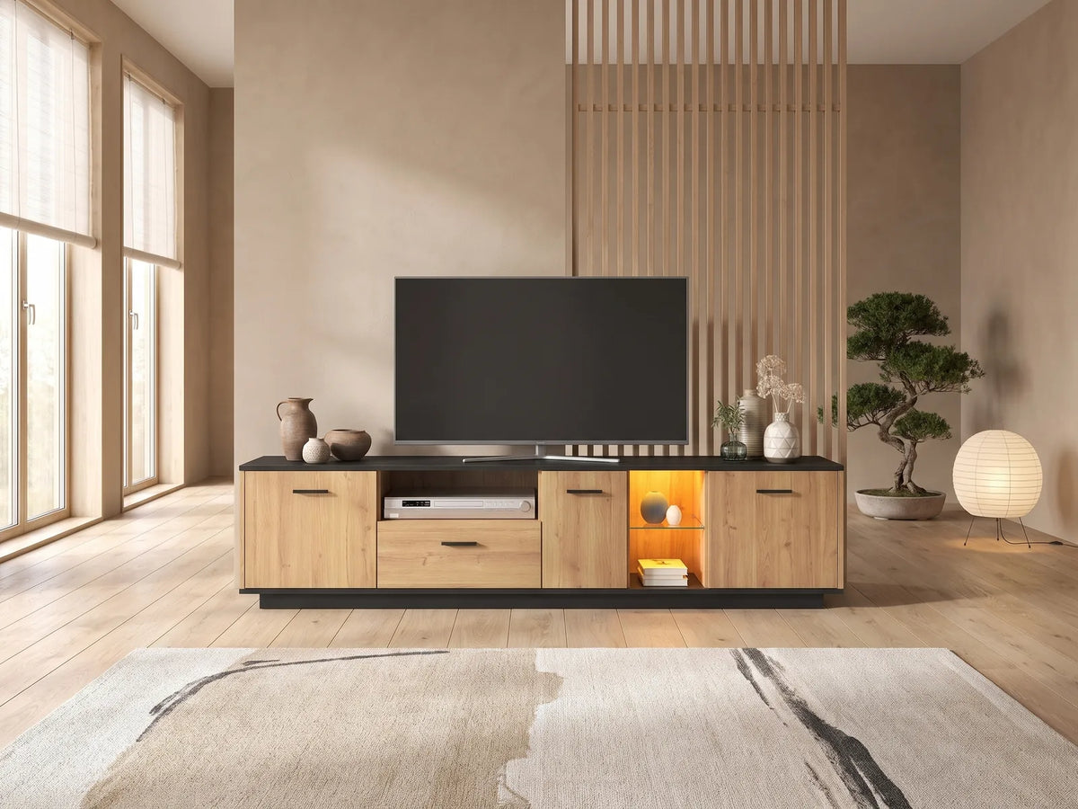 Meuble TV Bois et Noir avec LED 180 cm MODERNLUXE dans un salon japandi lumineux aux tons chauds, vue de face
