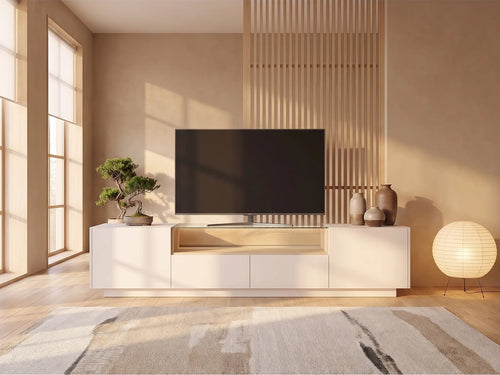 Meuble TV bas en bois ALIVENTO dans un salon japandi lumineux aux tons chauds, vue de face
