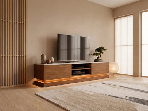 Meuble TV bas en bois DEVIKA dans un salon japandi lumineux aux tons chauds, vue de face