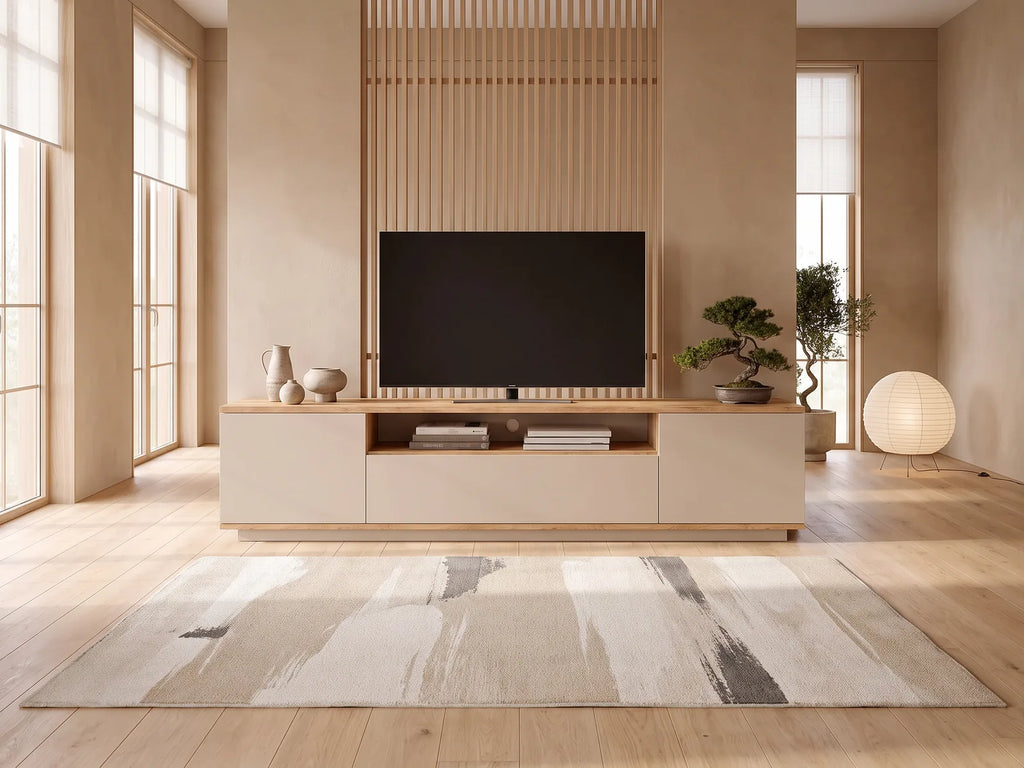 Meuble TV bas en bois LOTULA dans un salon japandi lumineux aux tons chauds, vue de face