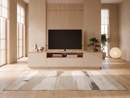 Meuble TV bas en bois LOTULA dans un salon japandi lumineux aux tons chauds, vue de face