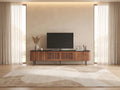 Meuble TV bas en bois MODERNLUXE dans un salon minimaliste lumineux aux tons chauds, vue de face
