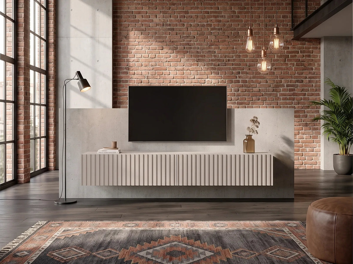 Meuble TV bas en bois TELIRE dans un salon industriel lumineux aux tons chauds, vue de face