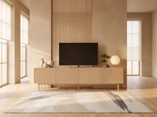 Meuble TV bas en bois ZUMEYA dans un salon japandi lumineux aux tons chauds, vue de face