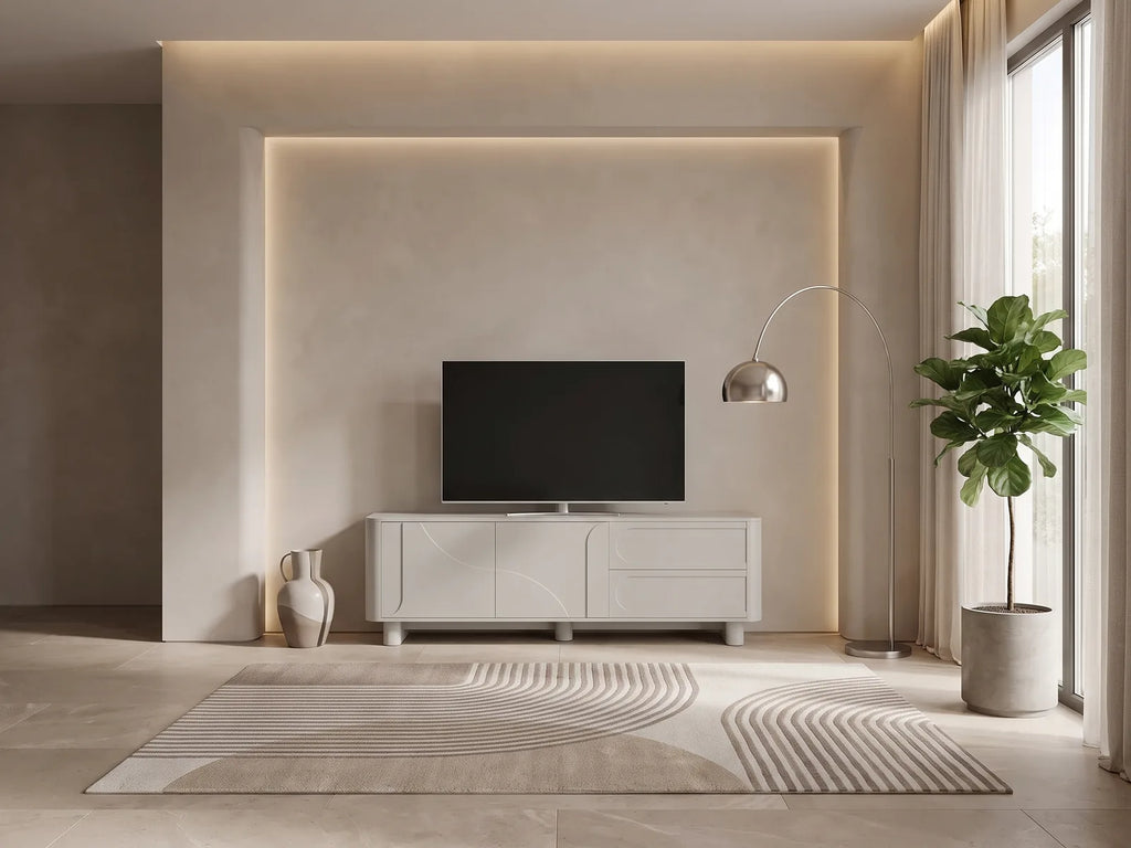 Meuble TV beige moderne DIGARA dans un salon moderne lumineux aux tons chauds, vue de face