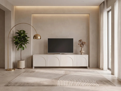 Meuble TV beige NALYRA dans un salon moderne lumineux aux tons chauds, vue de face