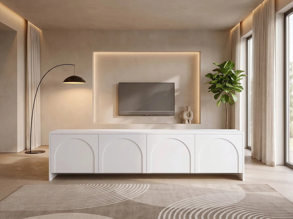 Meuble TV blanc NALYRA dans un salon moderne lumineux aux tons chauds, vue de face