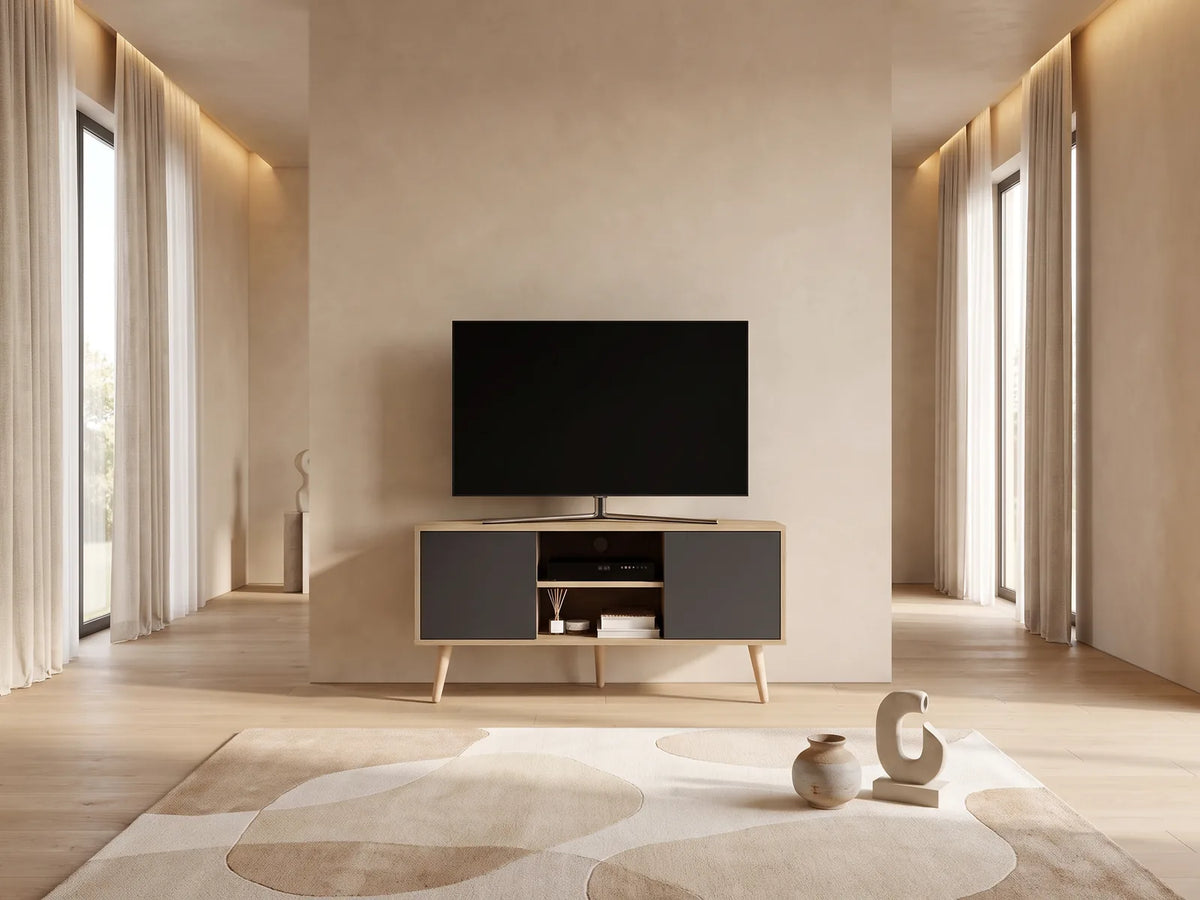 Meuble TV d'Angle Effet Noyer et Noir 2 Portes 120 cm DECOROTIKA FR dans un salon minimaliste lumineux aux tons chauds, vue de face