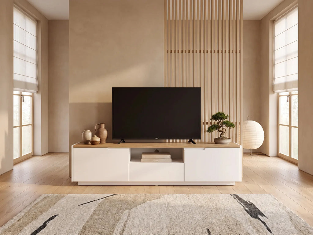 Meuble TV effet chêne blanc AMANI dans un salon japandi lumineux aux tons chauds, vue de face
