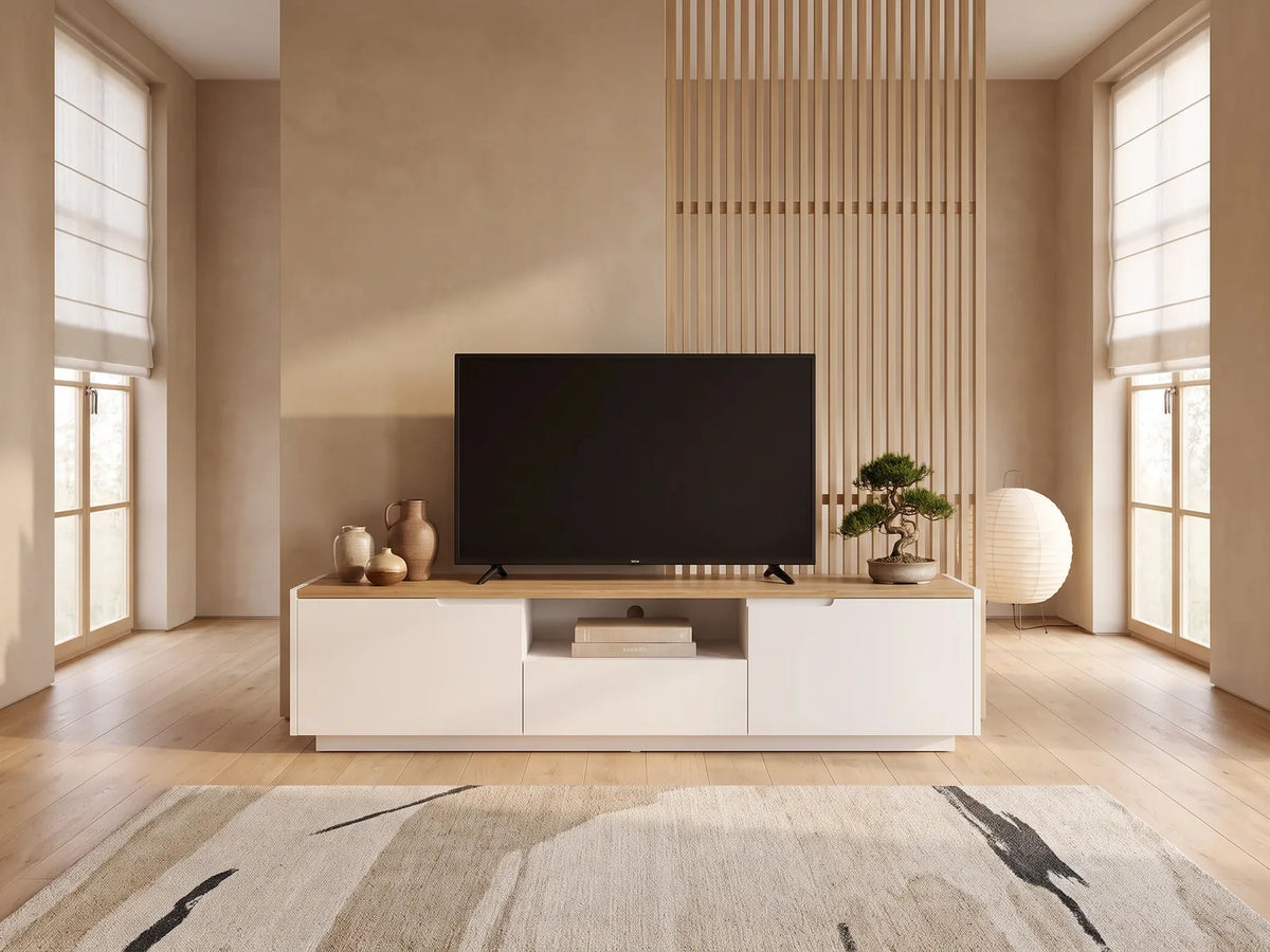 Meuble TV effet chêne blanc AMANI dans un salon japandi lumineux aux tons chauds, vue de face