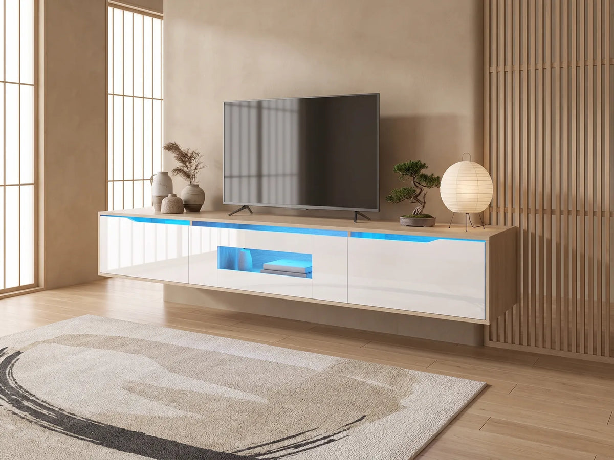 Meuble TV Suspendu Bois et Blanc avec LED 180 cm MERAX dans un salon japandi lumineux aux tons chauds, vue de face