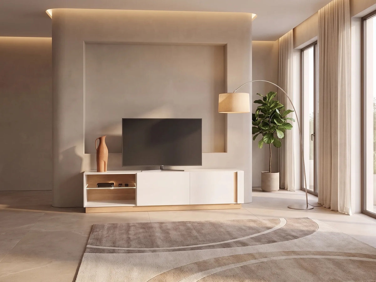 Meuble TV effet chêne blanc MURARI dans un salon moderne lumineux aux tons chauds, vue de face