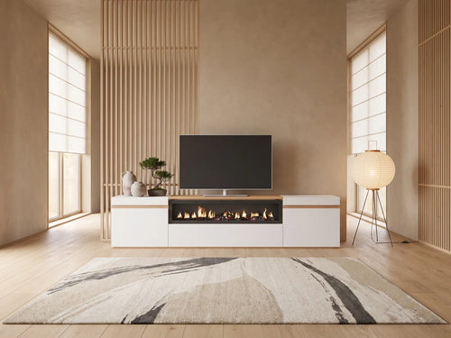 Meuble TV effet chêne blanc SKRAUT HOME dans un salon japandi lumineux aux tons chauds, vue de face