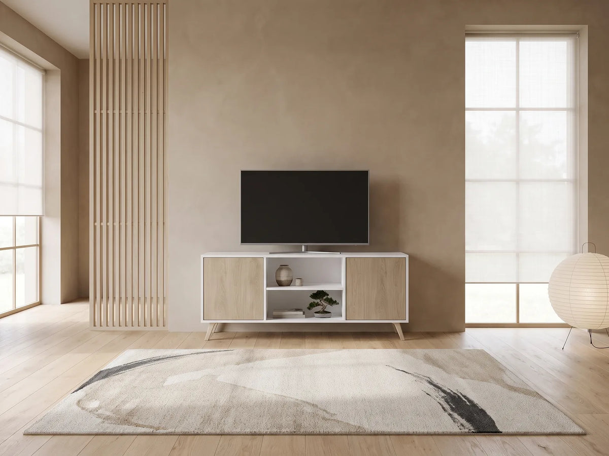 Meuble TV sur Pieds Blanc et Effet Chêne 140 cm WIND dans un salon japandi lumineux aux tons chauds, vue de face