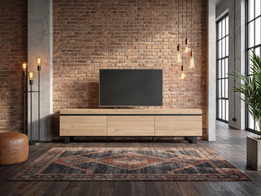 Meuble TV effet chêne design 240 cm SKRAUT HOME dans un salon industriel lumineux aux tons chauds, vue de face