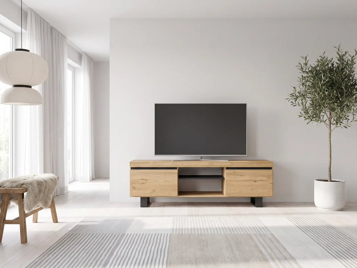 Meuble TV effet chêne noir NATURALE dans un salon scandinave lumineux aux tons chauds, vue de face