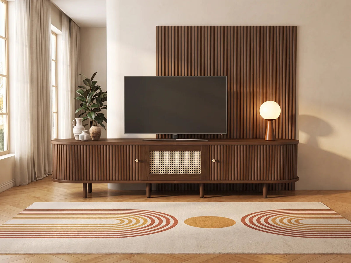 Meuble TV effet noyer 180 cm MERAX dans un salon vintage lumineux aux tons chauds, vue de face
