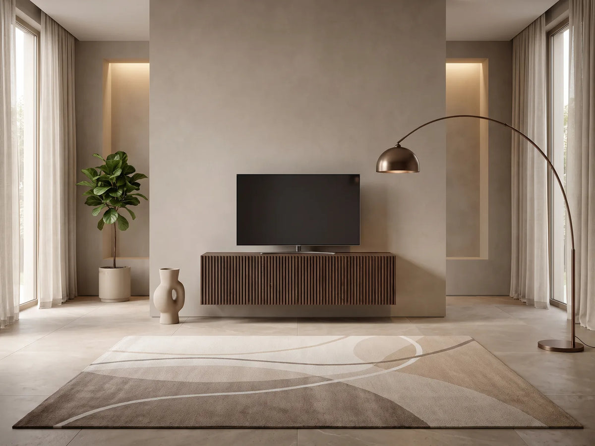 Meuble TV effet noyer marron BISIRA dans un salon moderne lumineux aux tons chauds, vue de face