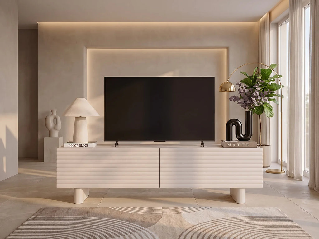Meuble TV en bois 150 cm LUDIMA dans un salon moderne lumineux aux tons chauds, vue de face
