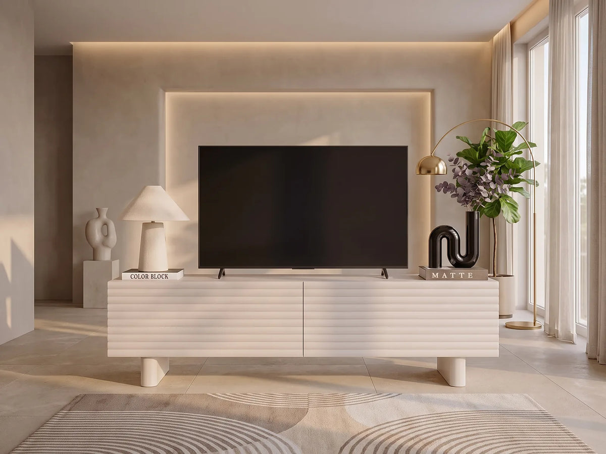 Meuble TV en bois 150 cm LUDIMA dans un salon moderne lumineux aux tons chauds, vue de face