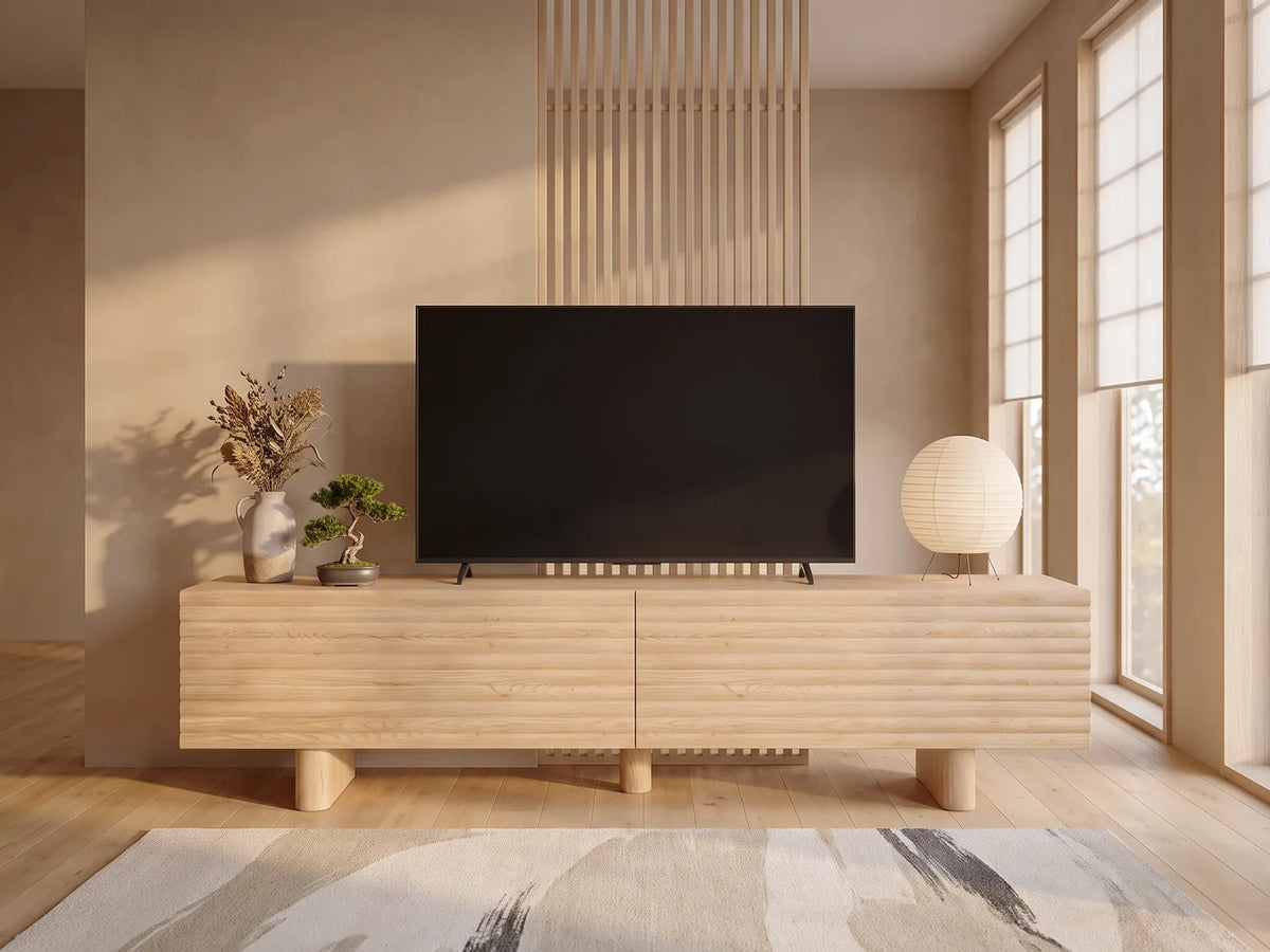 Meuble TV sur Pieds Effet Bois Clair Rainuré 2 Portes 180 cm LUDIMA dans un salon japandi lumineux aux tons chauds, vue de face