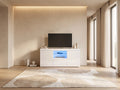 Meuble TV en bois blanc 135 cm DRIPEX dans un salon minimaliste lumineux aux tons chauds, vue de face