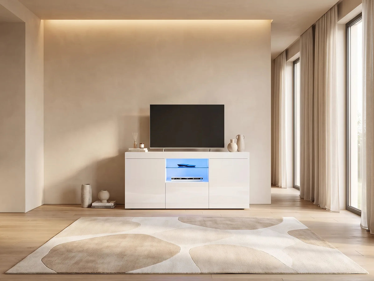 Meuble TV en bois blanc 135 cm DRIPEX dans un salon minimaliste lumineux aux tons chauds, vue de face
