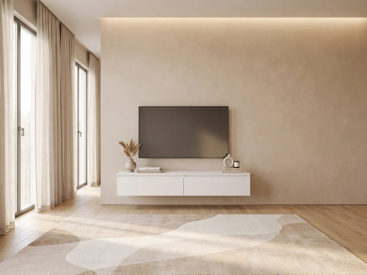Meuble TV Suspendu Blanc 2 Portes 150 cm BEMMI dans un salon minimaliste lumineux aux tons chauds, vue de face